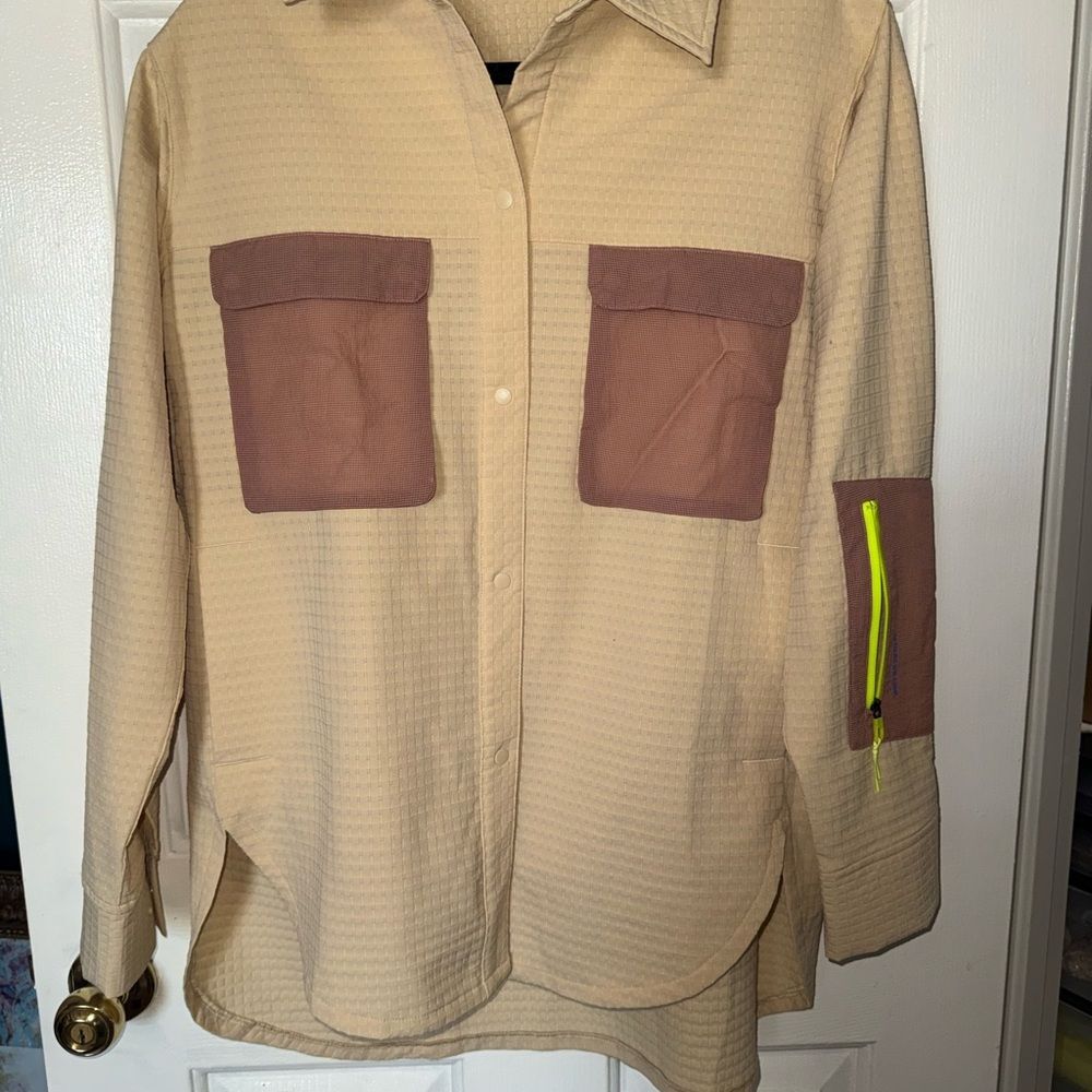 Lululemon size 6 beige brown grid fleece hiking over shirt with pockets